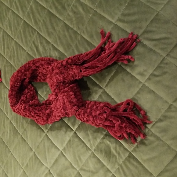 Beautiful red/burgundy woven scarf - Picture 2 of 6